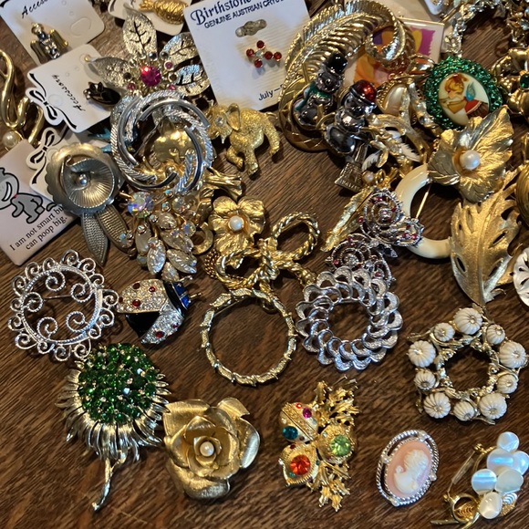 Big lot of 92 assorted vintage estate sale pins, I am selling all my jewelry! - Picture 10 of 10